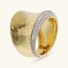 Anello a Fascia Martellato in Argento 925 Placcato Oro Giallo 18kt con Pavé in Cubic Zirconia