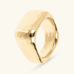 Anello a Fascia Martellato Forma Quadrata