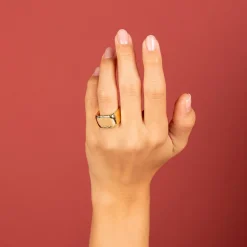 Anello a Fascia Martellato Forma Quadrata
