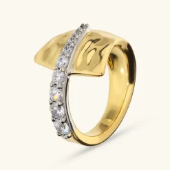 Anello Contrarié Martellato con Pavé di Cubic Zirconia