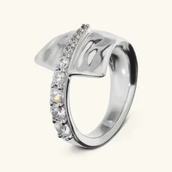 Anello Contrarié Martellato con Pavé di Cubic Zirconia