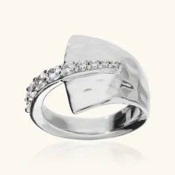 Anello Contrarié Martellato con Pavé di Cubic Zirconia