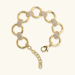 Bracciale con Maglie ad Anello Martellate e Pavé di Cubic Zirconia
