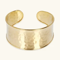 Bracciale Rigido a Fascia con Bordi in Rilievo Martellato