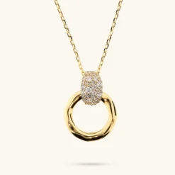 Collana con Pendente Martellato ad Anello e Pavé di Cubic Zirconia