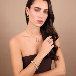 Collana con Pendente Martellato ad Anello e Pavé di Cubic Zirconia