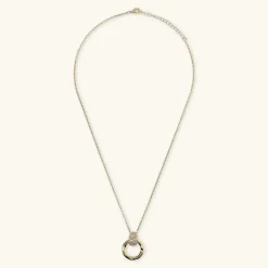 Collana con Pendente Martellato ad Anello e Pavé di Cubic Zirconia